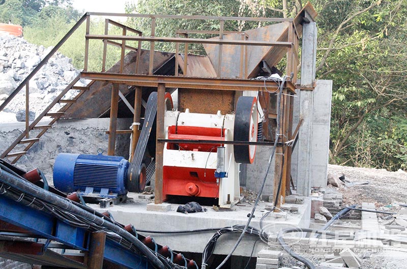 花岗岩板经给料机进入快播APP看片破碎